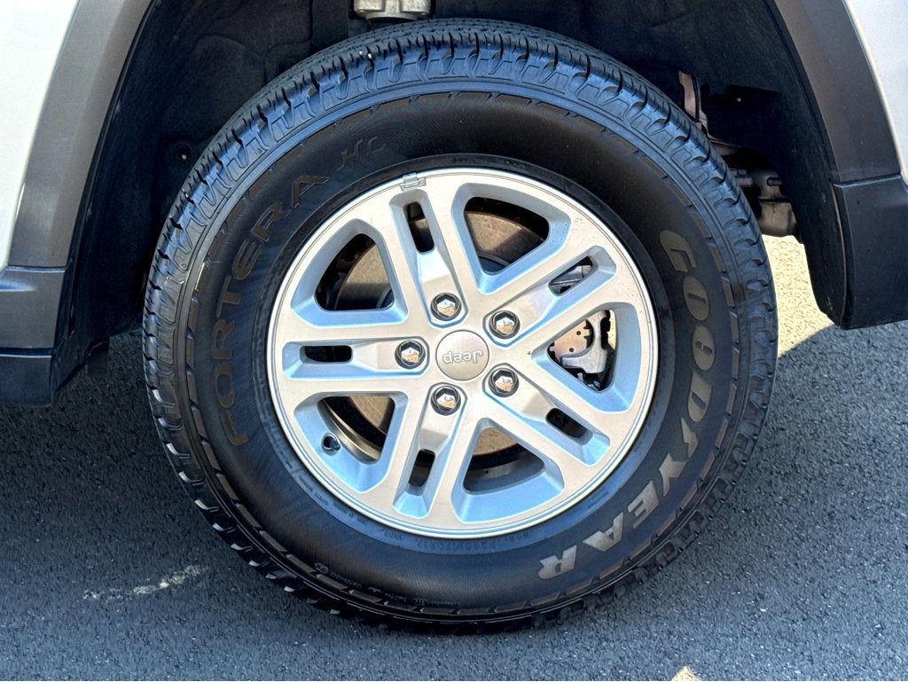 Used 2023 Jeep Grand Cherokee Laredo image 7