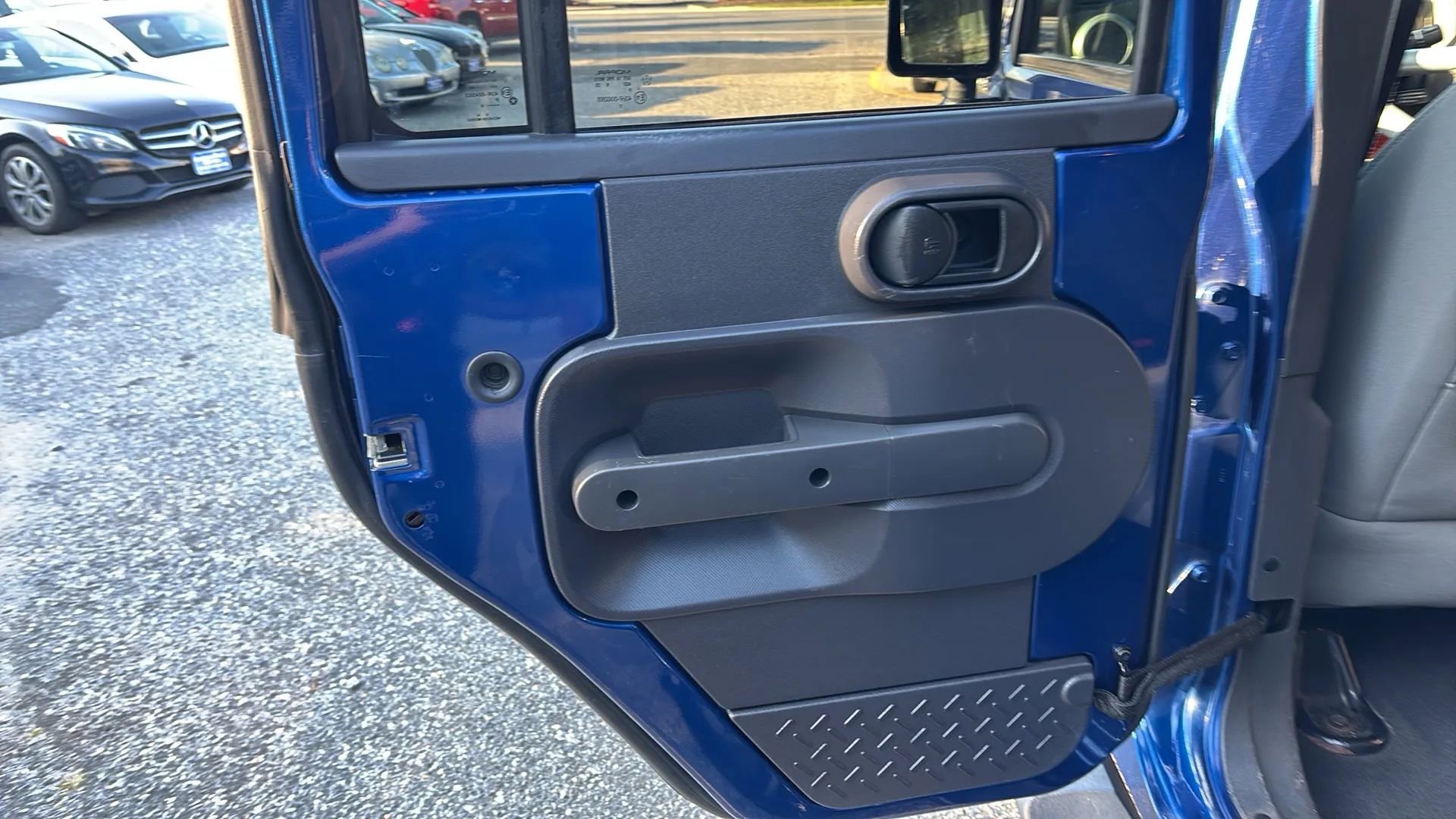 Used 2009 Jeep Wrangler Unlimited Sahara w/ Dual Top Group image 12