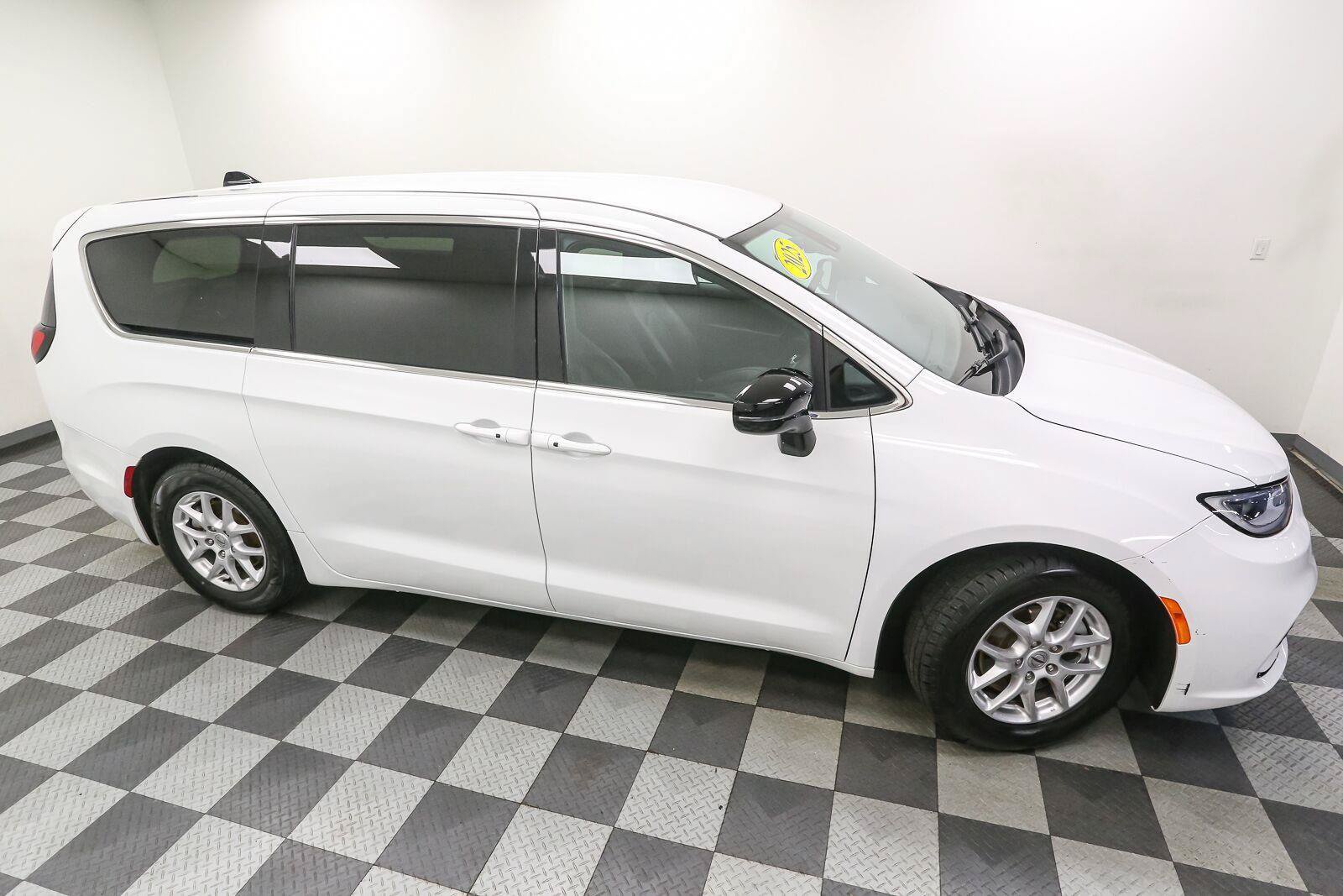 Used 2025 Chrysler Pacifica Select FWD image 5