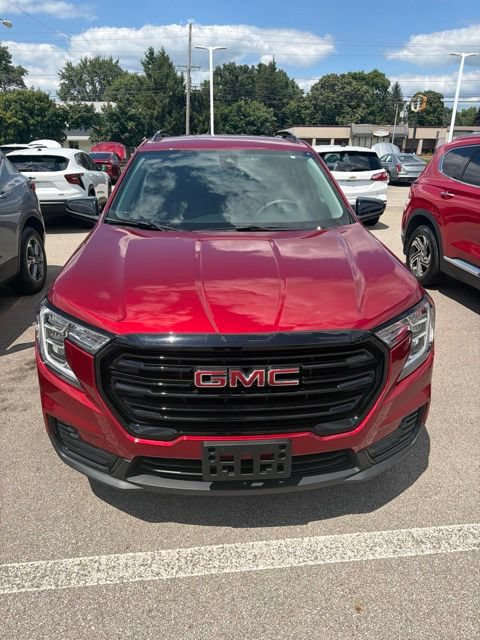 Used 2024 GMC Terrain SLE w/ Driver Convenience Package FWD image 2