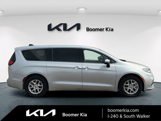 Used 2023 Chrysler Pacifica Touring-L image 4