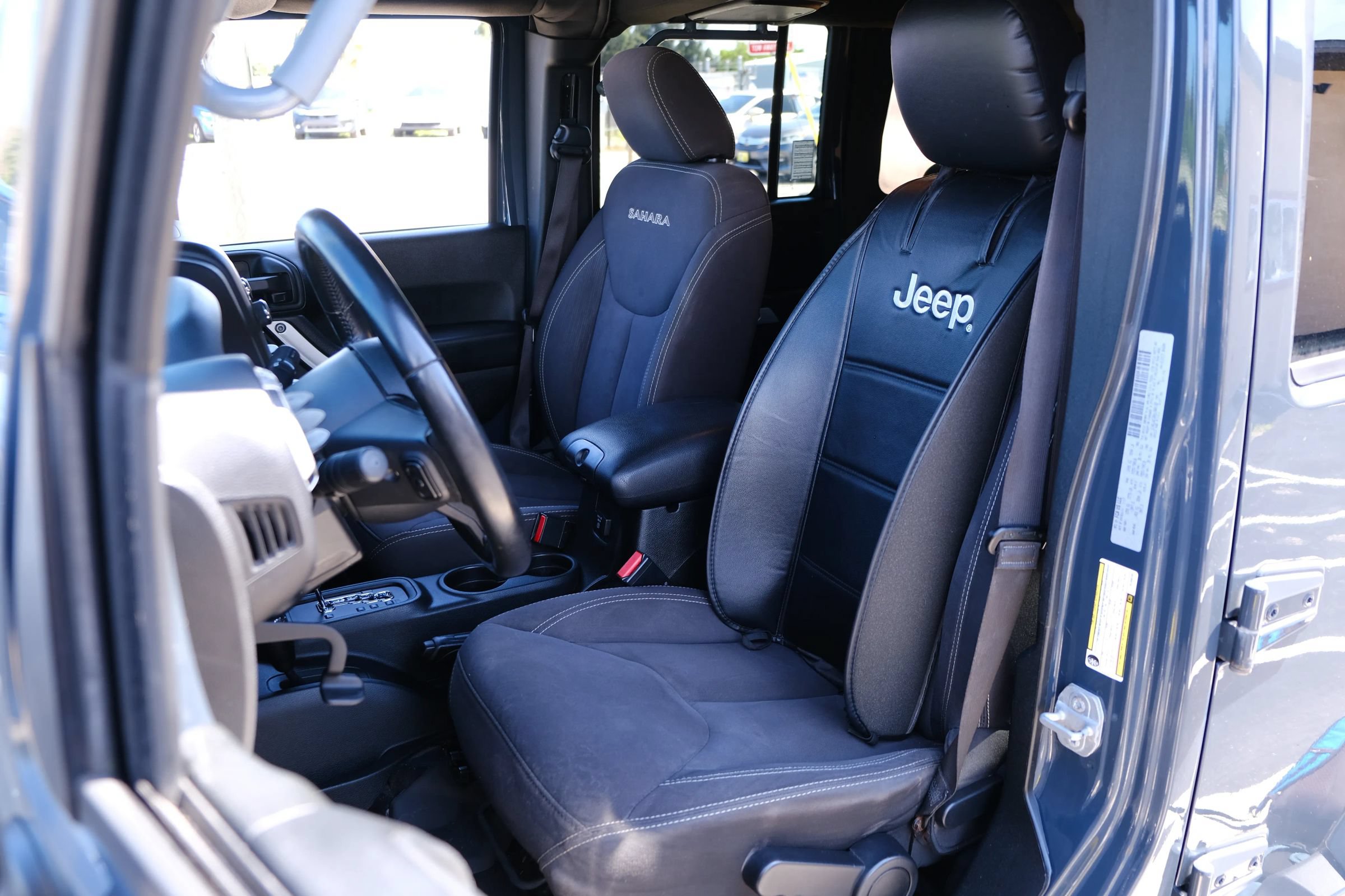 Used 2017 Jeep Wrangler Unlimited Sahara w/ Connectivity Group AWD/4WD image 11