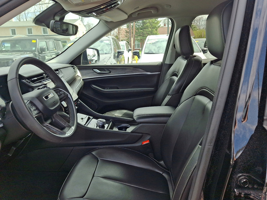 Used 2024 Jeep Grand Cherokee L Limited image 23