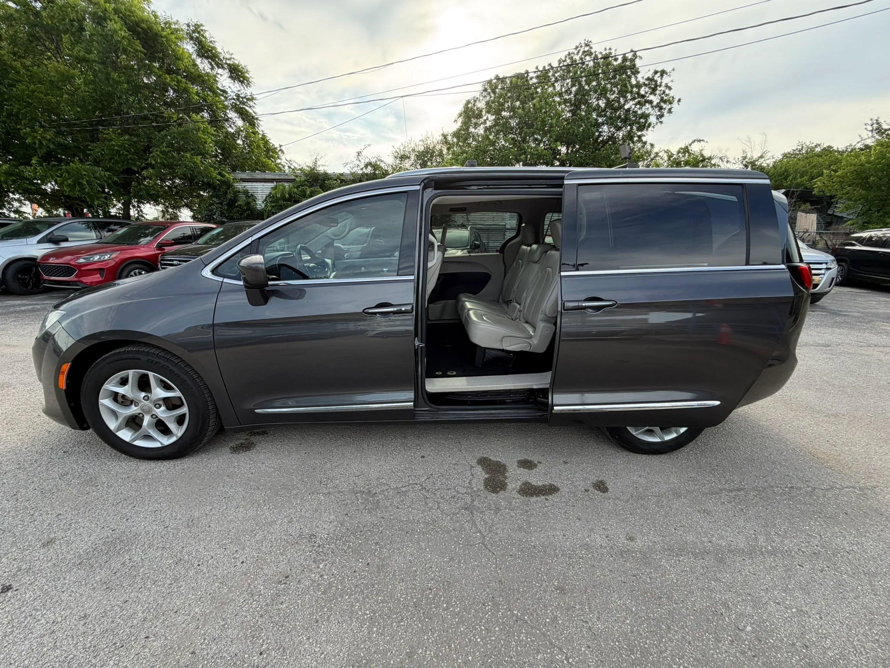 Used 2017 Chrysler Pacifica Touring-L Plus w/ Tire & Wheel Group FWD image 8