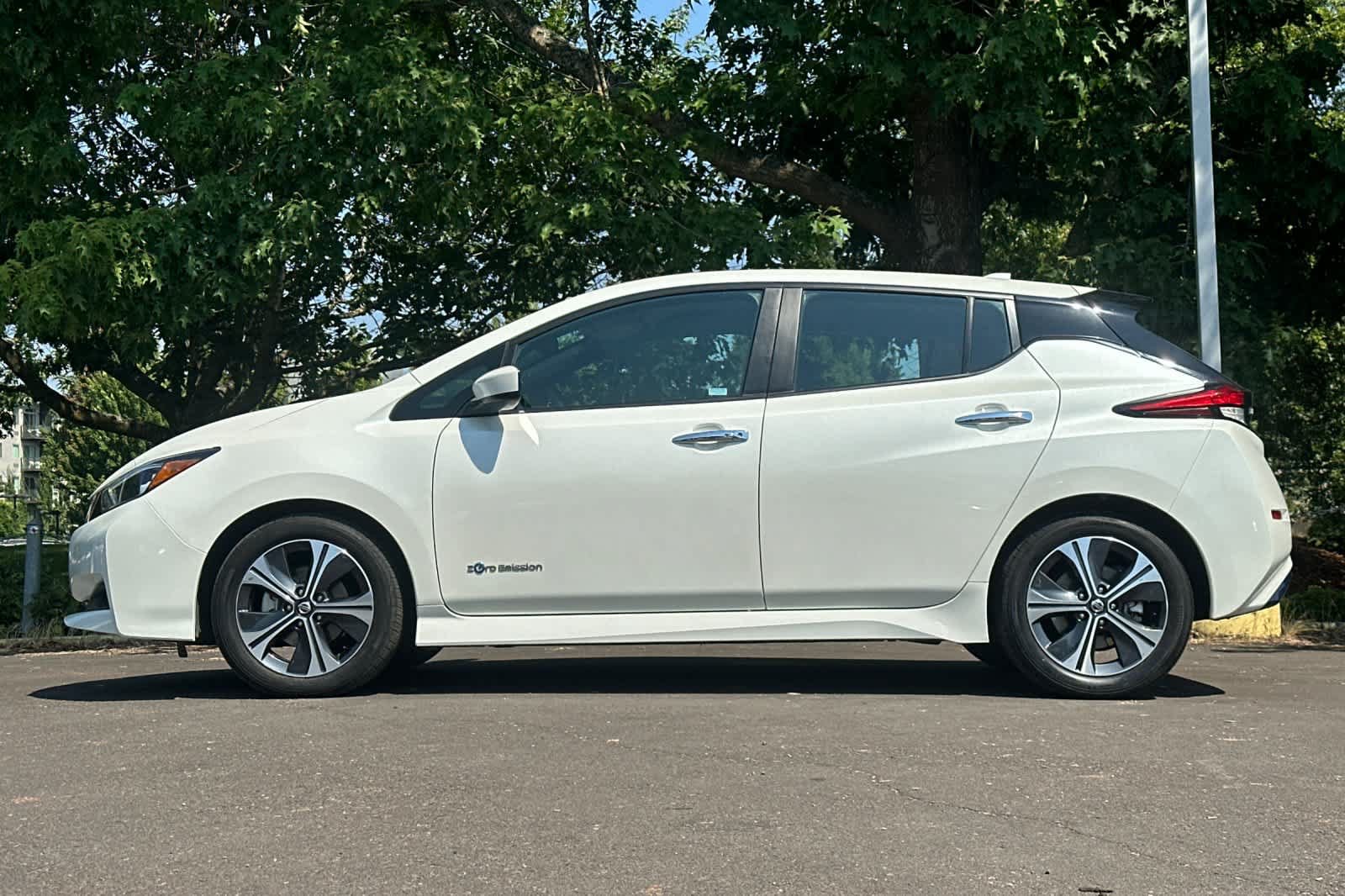 Used 2018 Nissan Leaf SV w/ SV Technology Package FWD image 5