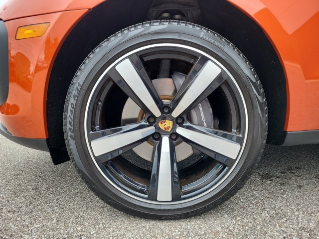 Certified 2023 Porsche Macan AWD/4WD image 11