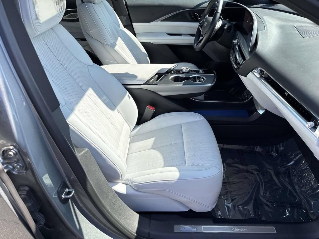 Used 2024 Cadillac Lyriq Luxury AWD/4WD image 7