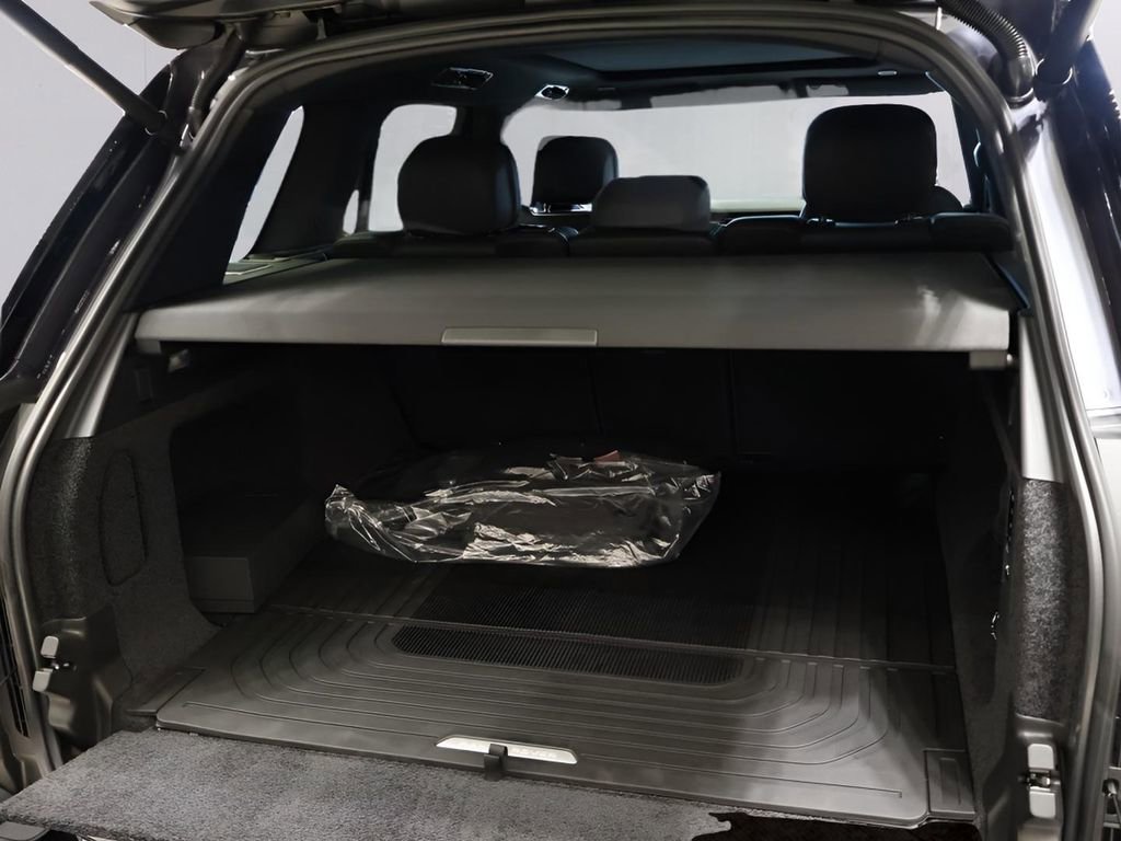 Certified 2025 Land Rover Range Rover SE AWD/4WD image 17