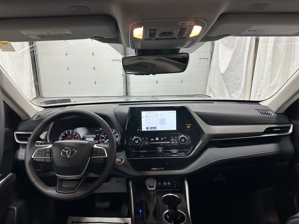 Used 2025 Toyota Highlander XLE AWD/4WD image 44