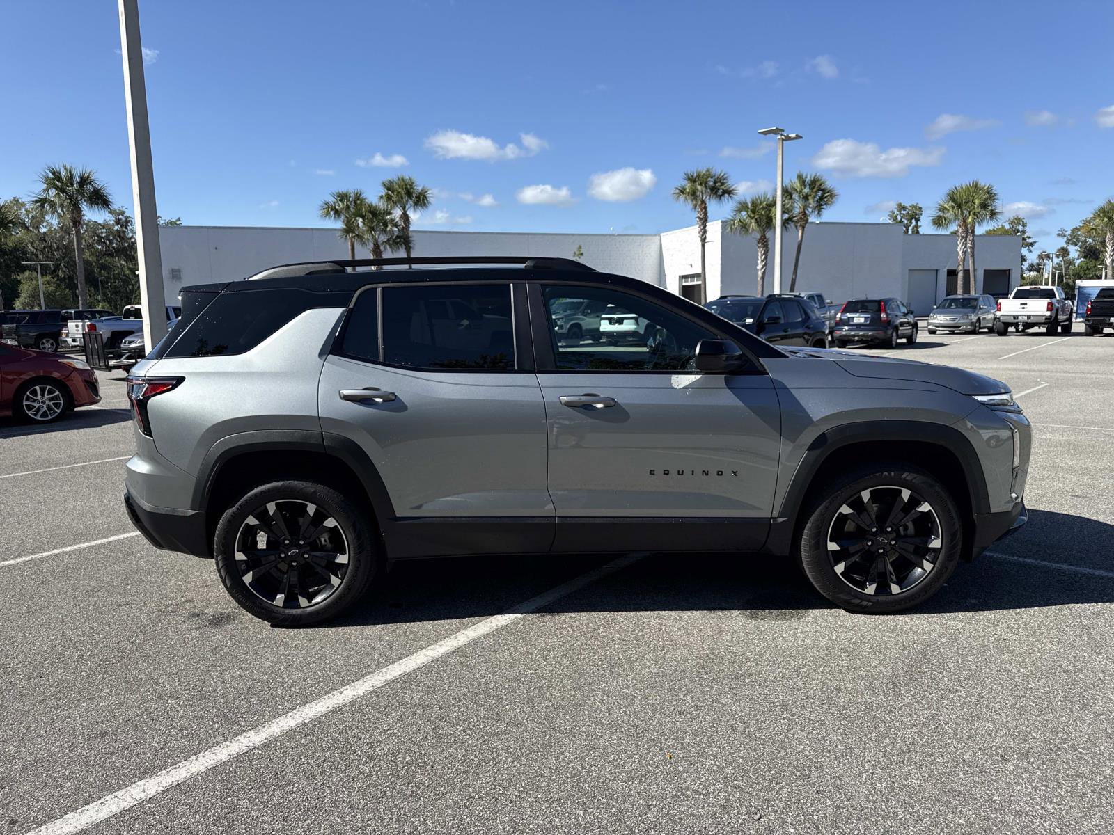 Used 2025 Chevrolet Equinox RS image 2