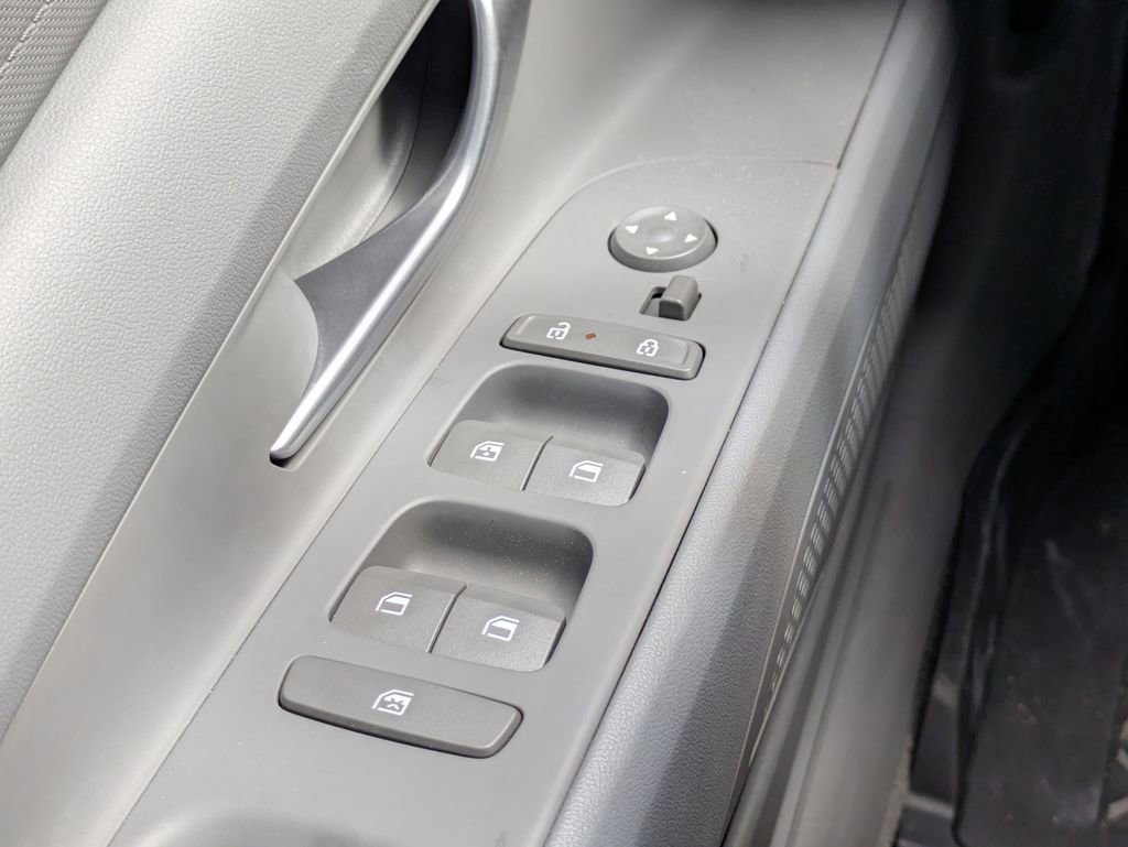 Used 2025 Hyundai Elantra Blue image 22