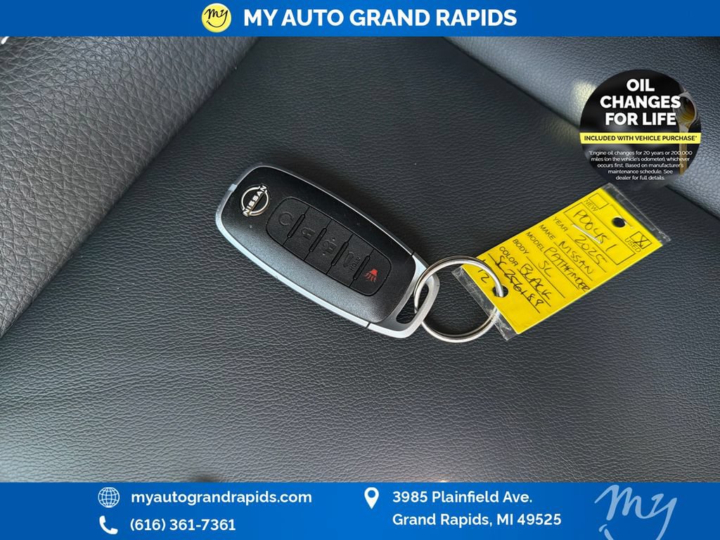 Used 2025 Nissan Pathfinder SL AWD/4WD image 35