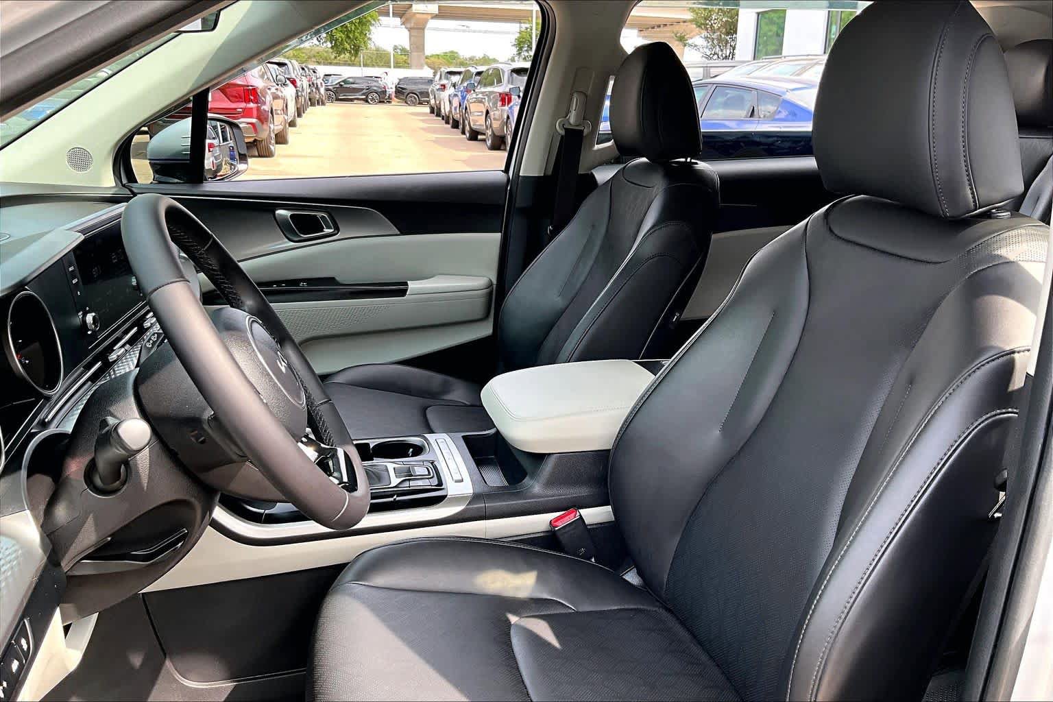 Used 2023 Kia Carnival LX FWD image 8