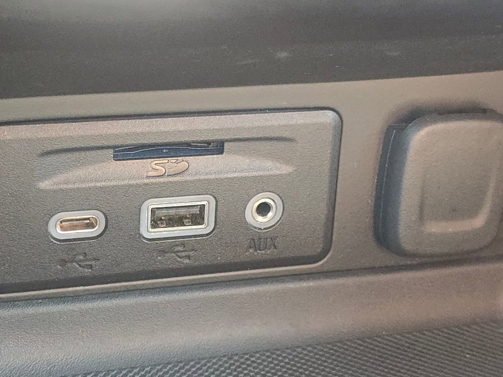 Used 2023 GMC Terrain SLT image 31