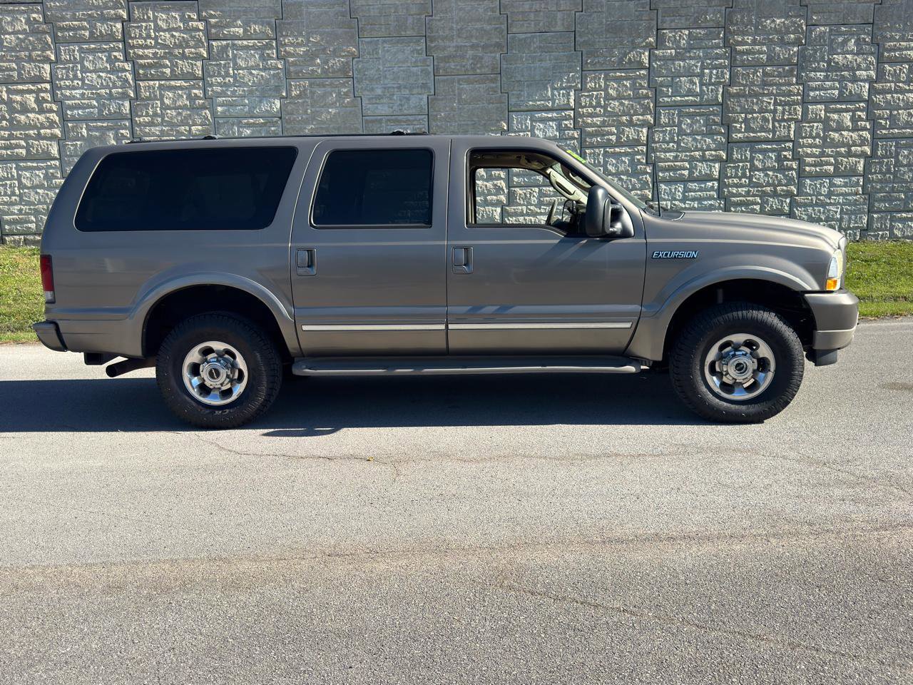Used 2003 Ford Excursion Limited image 2