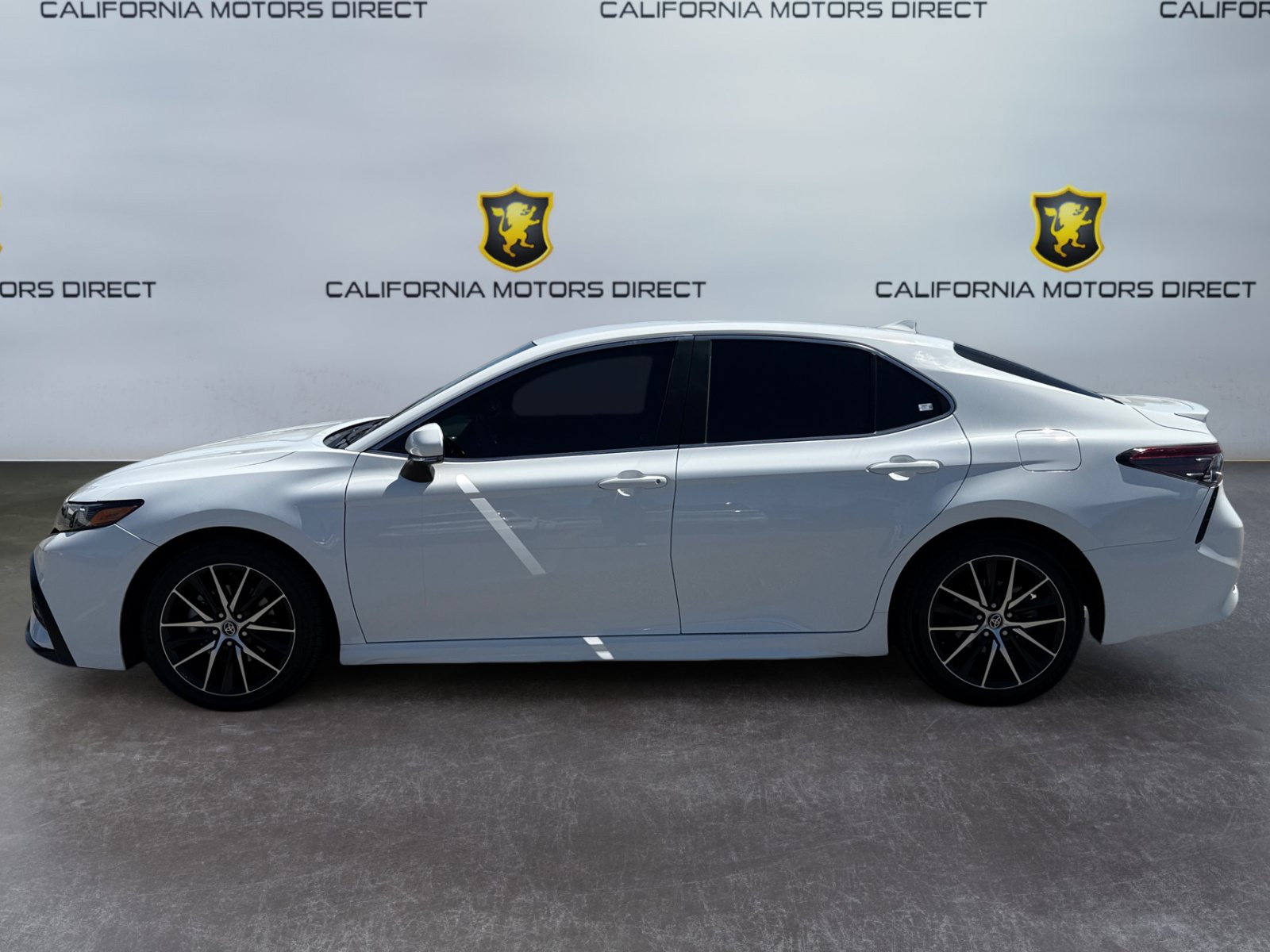 Used 2022 Toyota Camry SE FWD image 2