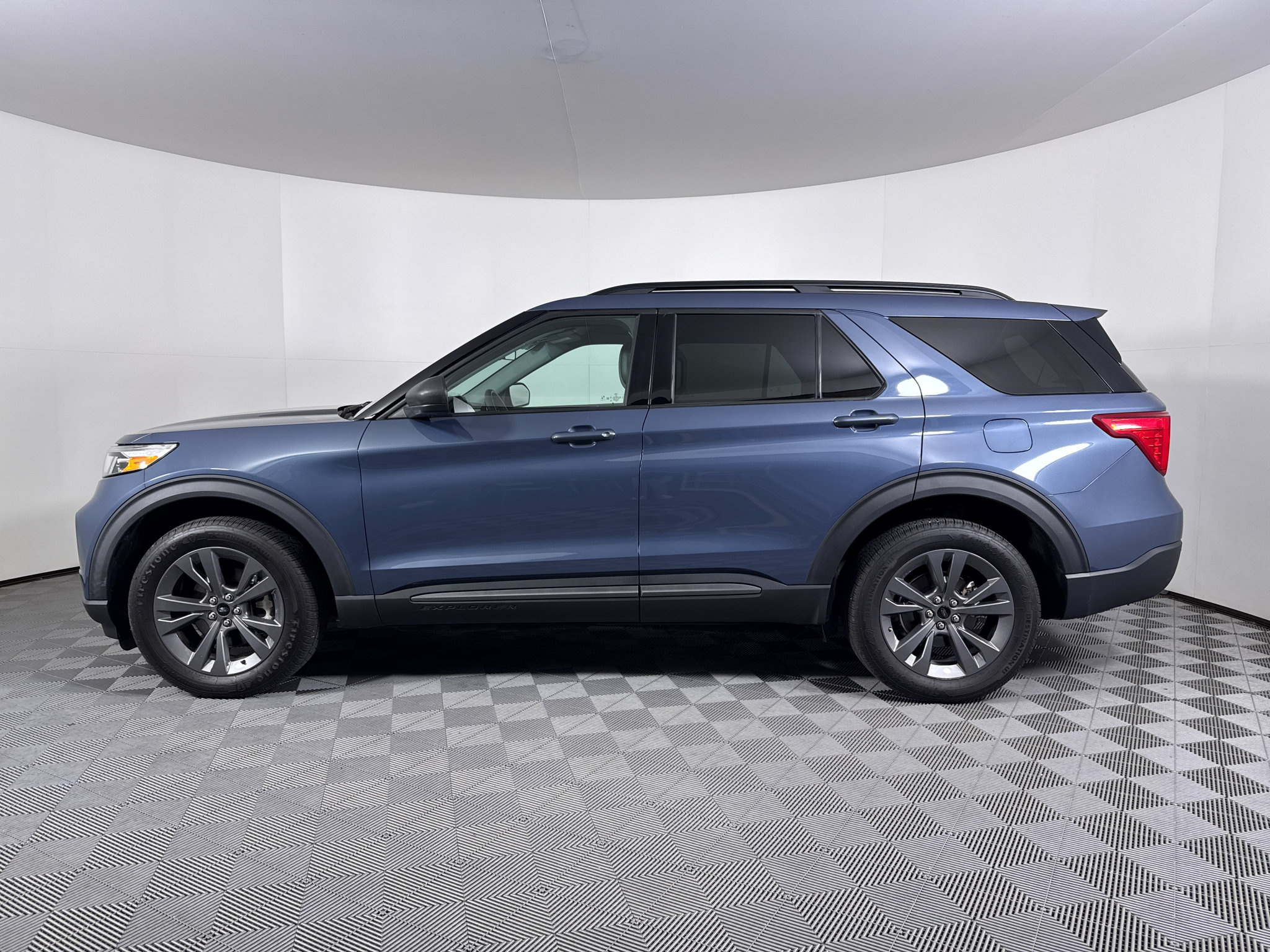 Used 2021 Ford Explorer XLT w/ Equipment Group 202A AWD/4WD image 11