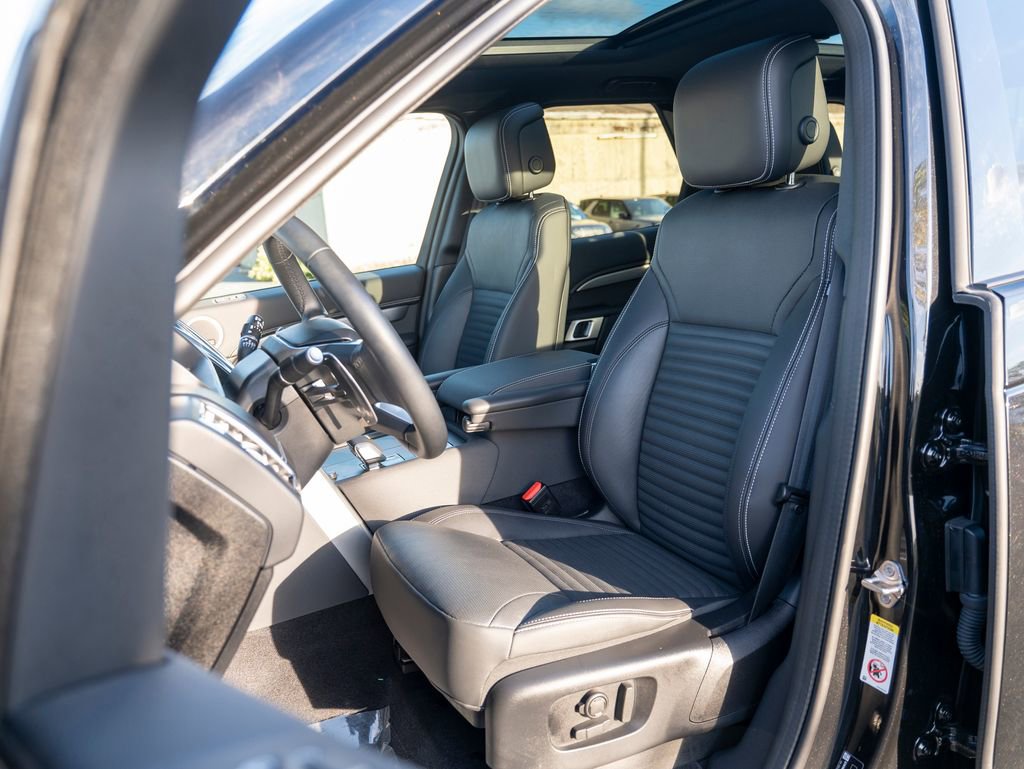 Certified 2024 Land Rover Discovery Dynamic SE image 20