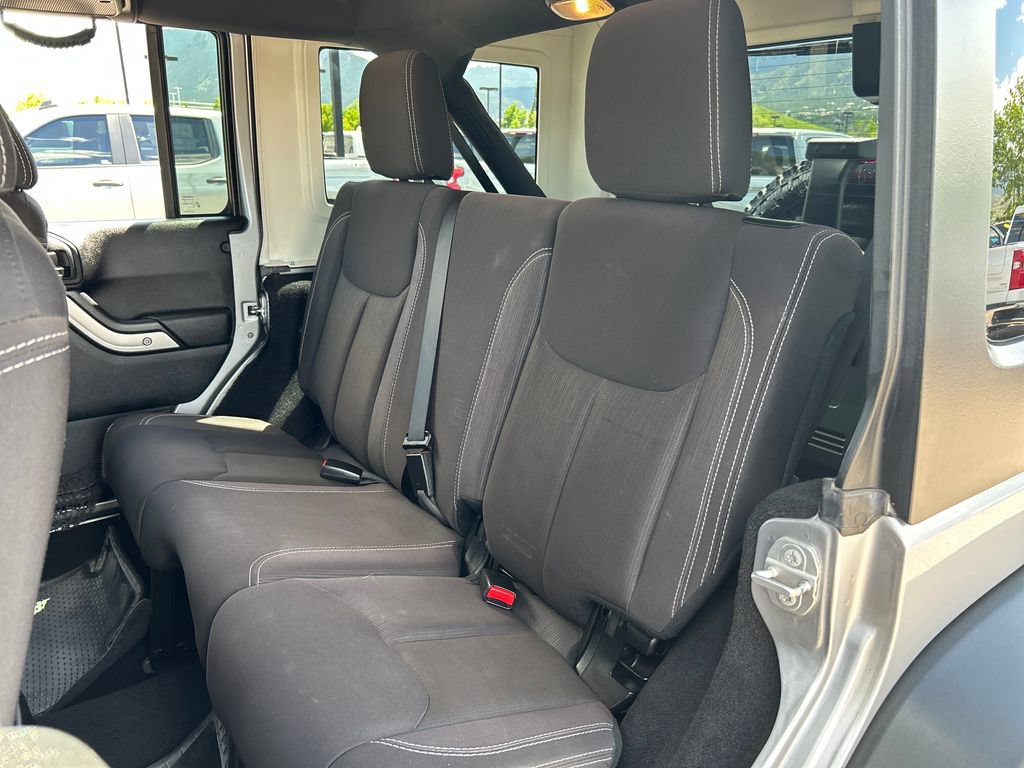 Used 2015 Jeep Wrangler Unlimited Rubicon w/ Connectivity Group AWD/4WD image 15