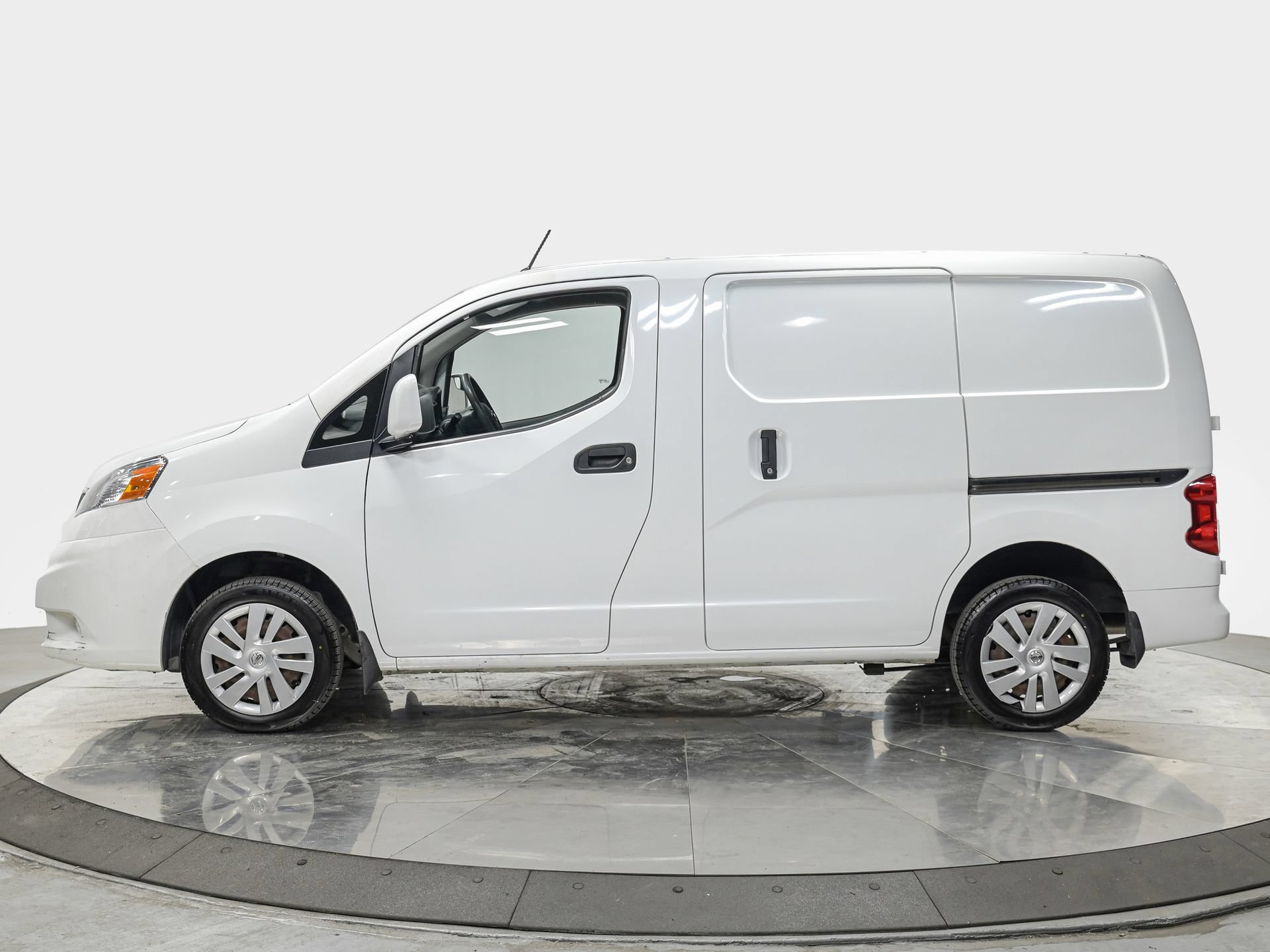 Used 2015 Nissan NV200 SV w/ Exterior Appearance Package FWD image 2
