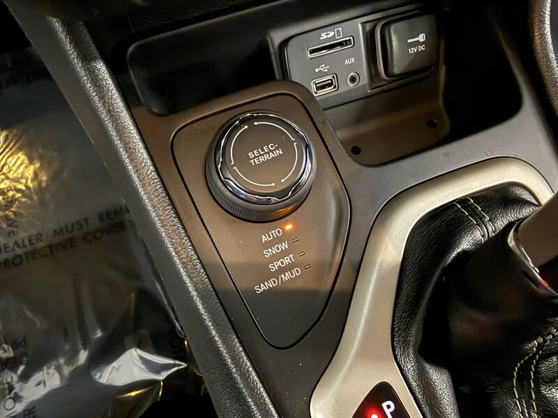 Used 2015 Jeep Cherokee Latitude w/ Cold Weather Group AWD/4WD image 31