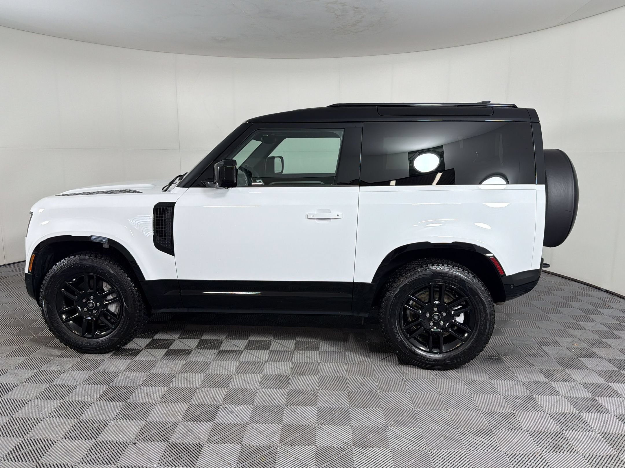 Used 2025 Land Rover Defender 90 X-Dynamic SE AWD/4WD image 2