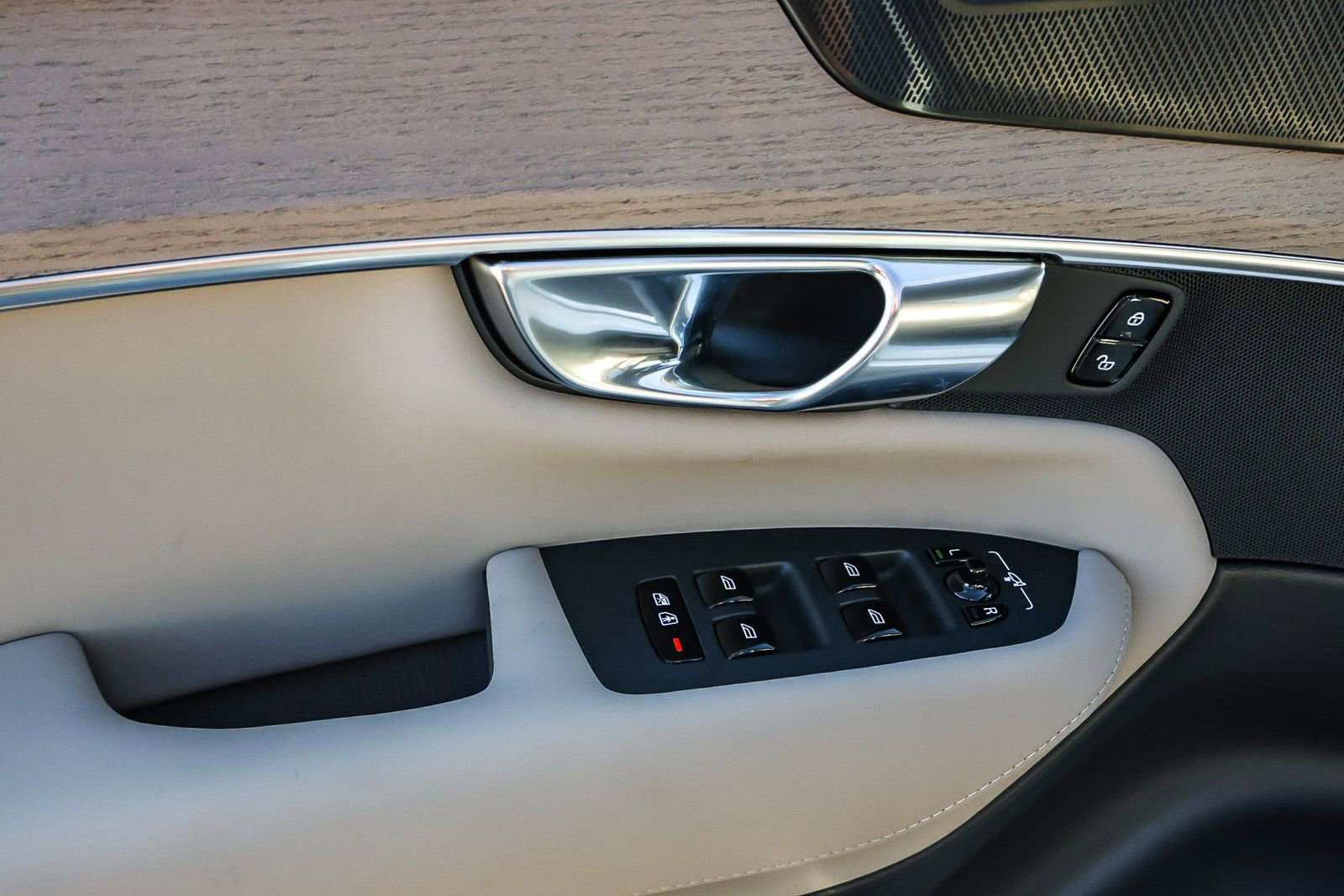 New 2026 Volvo XC90 T8 Plus w/ Protection Package Premier image 30