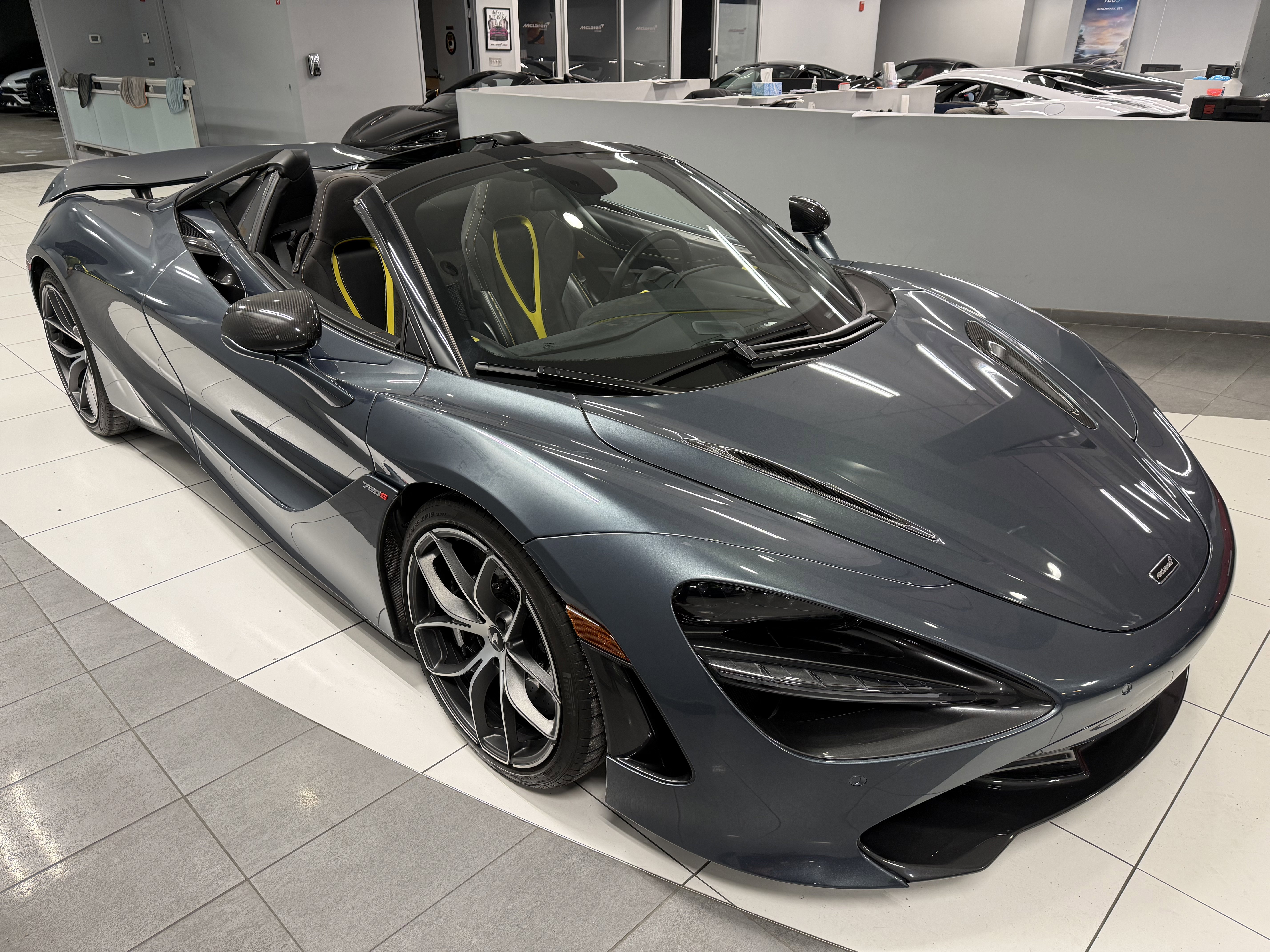 Used 2020 McLaren 720S Spider image 4