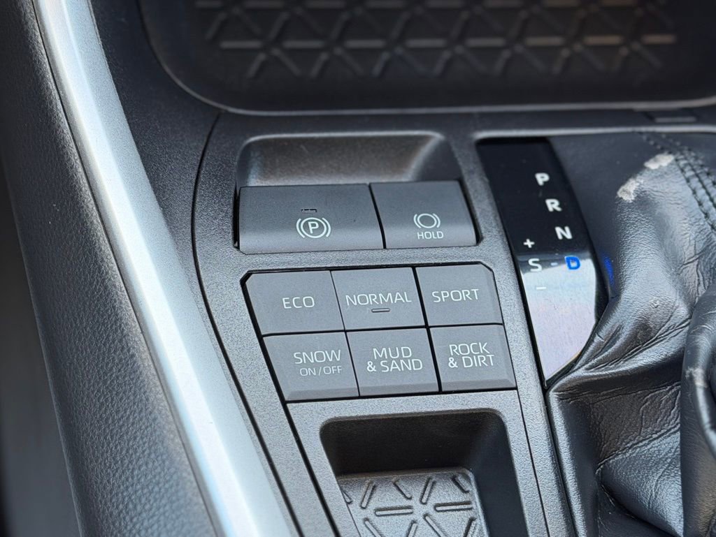 Used 2019 Toyota RAV4 LE AWD/4WD image 17