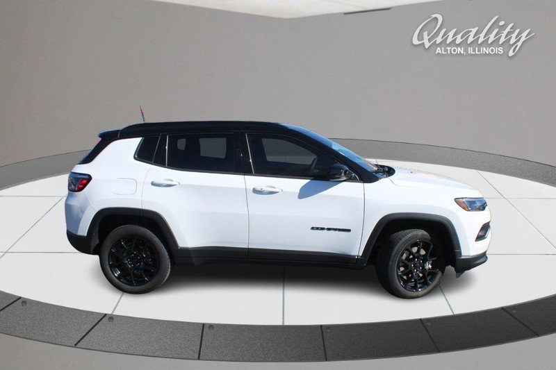 Used 2023 Jeep Compass Latitude image 3