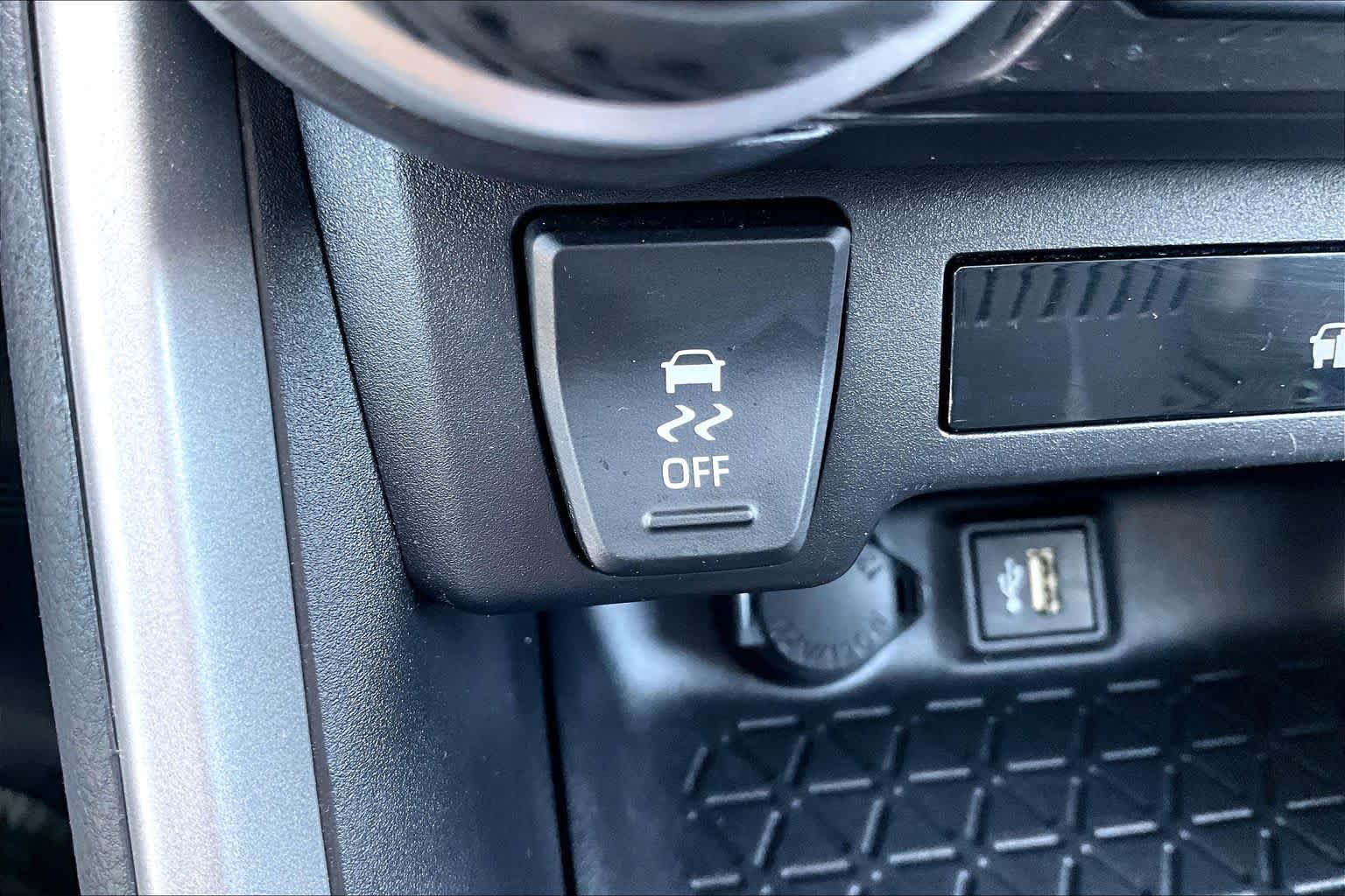 Used 2024 Toyota RAV4 LE FWD image 32