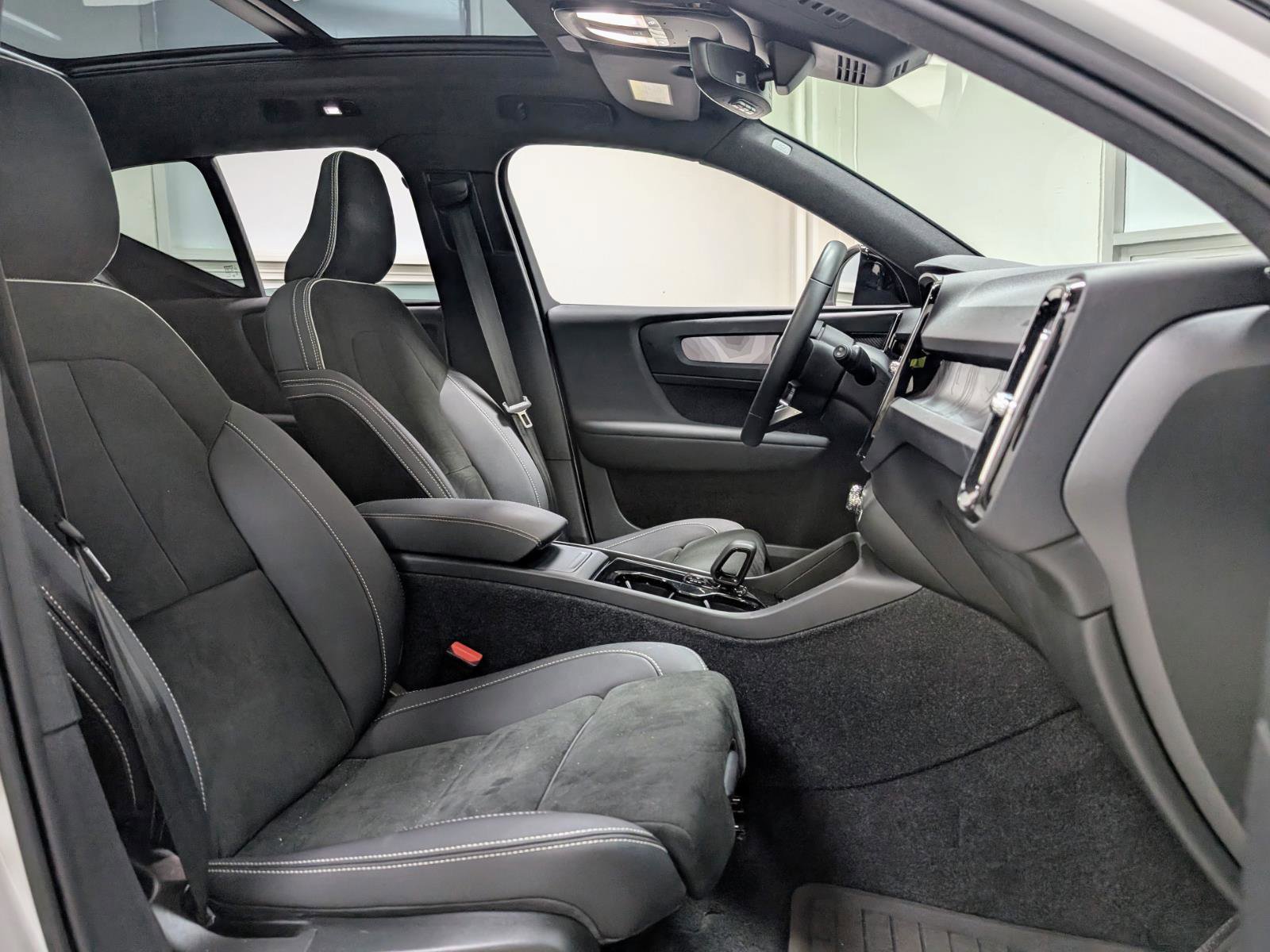 Used 2023 Volvo XC40 Recharge Ultimate w/ Protection Package Premier image 23