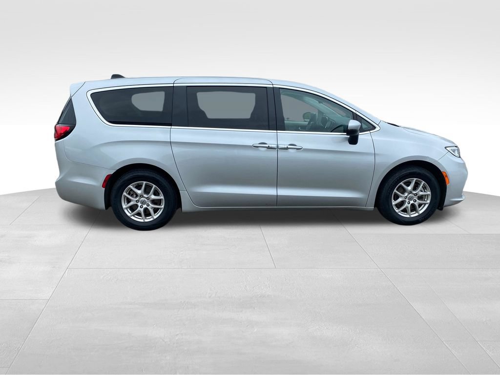 Used 2023 Chrysler Pacifica Touring-L FWD image 7