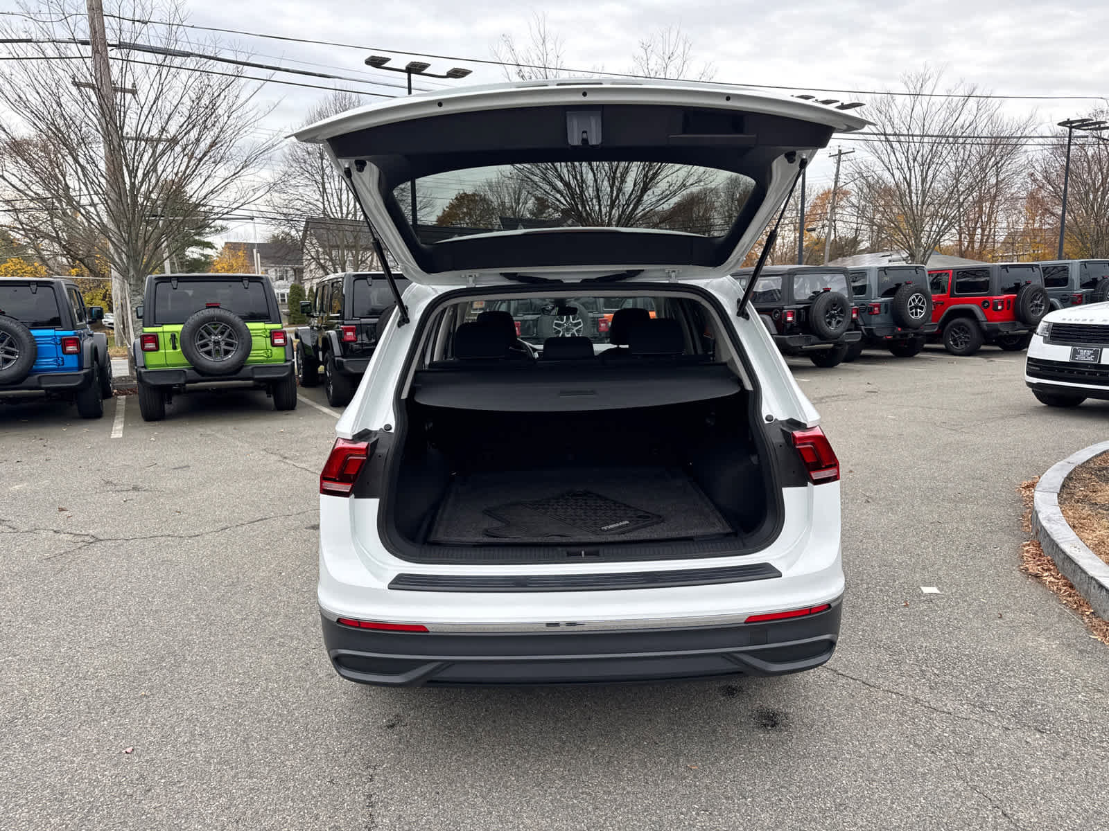 Used 2024 Volkswagen Tiguan S image 38