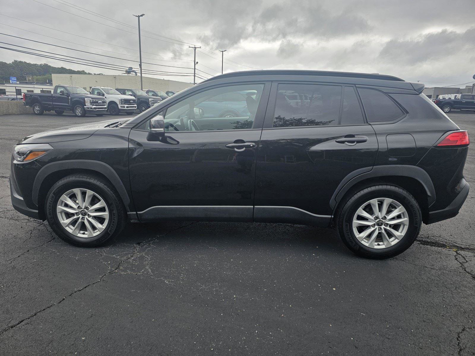 Used 2022 Toyota Corolla Cross LE image 2