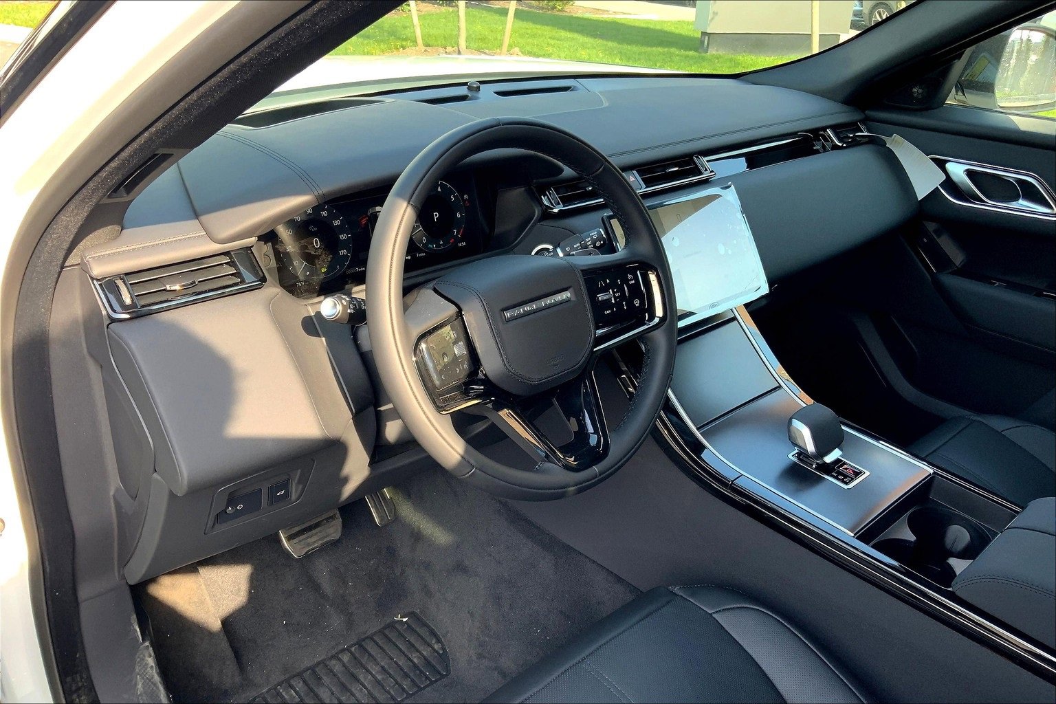 New 2026 Land Rover Range Rover Velar Dynamic SE image 6