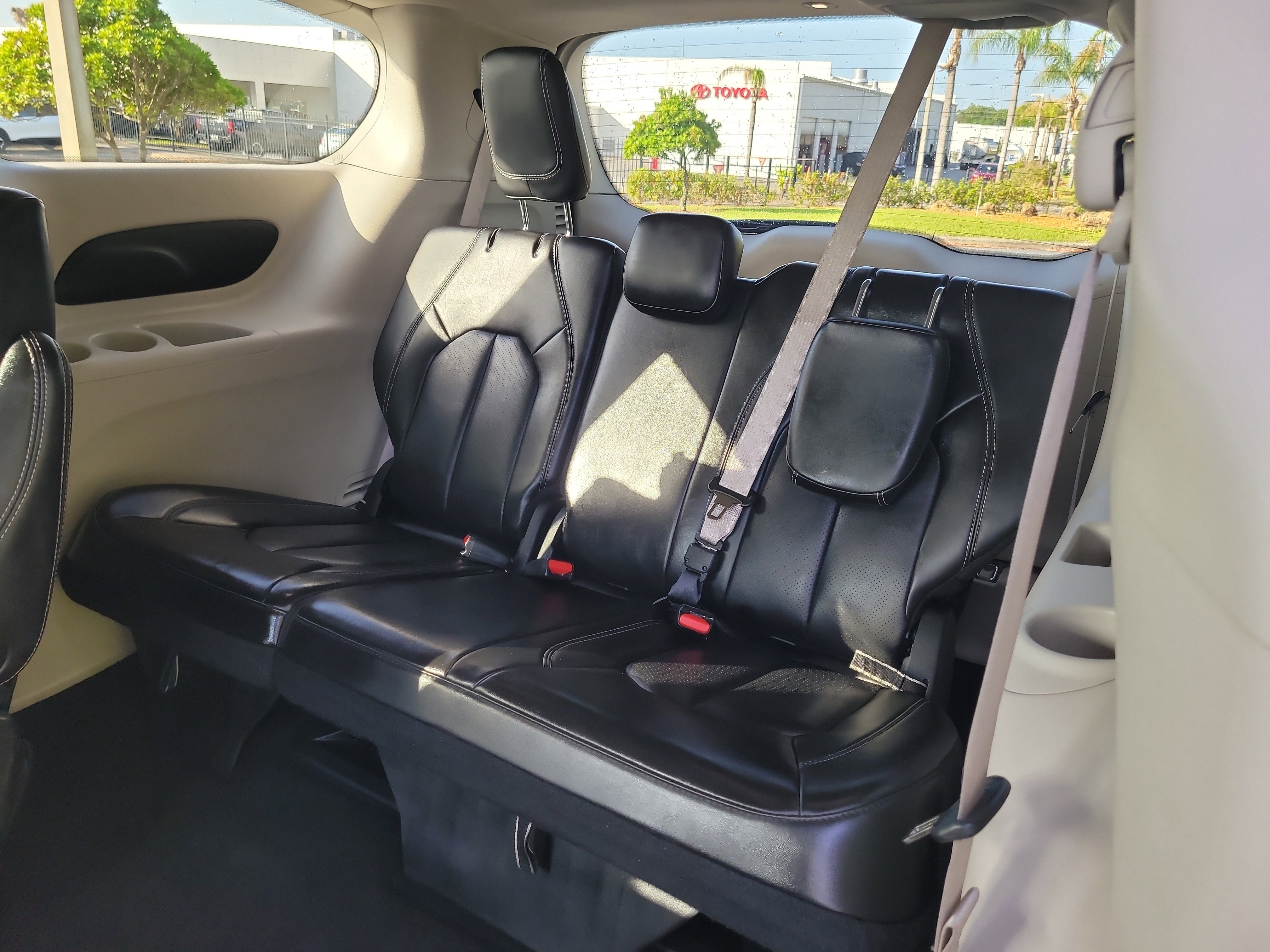 Used 2023 Chrysler Pacifica Touring-L image 16