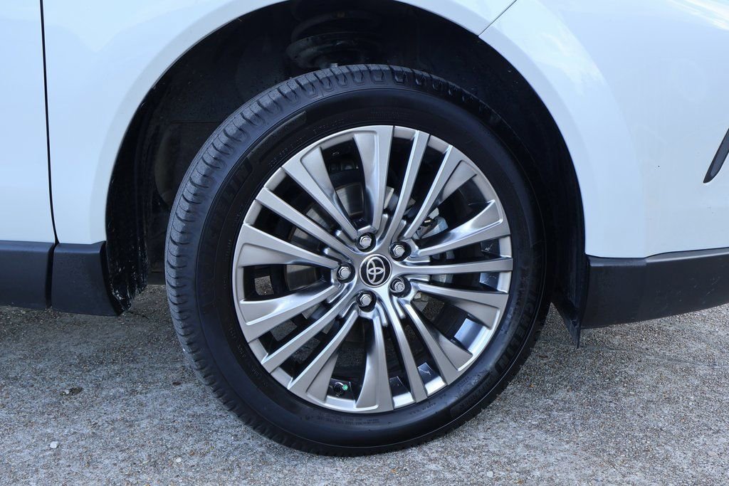 Used 2022 Toyota Venza XLE image 25