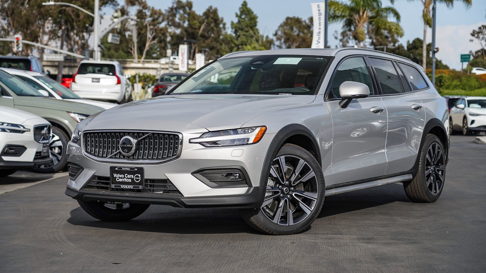 New 2025 Volvo V60 B5 Cross Country Ultra w/ Protection Package Premier