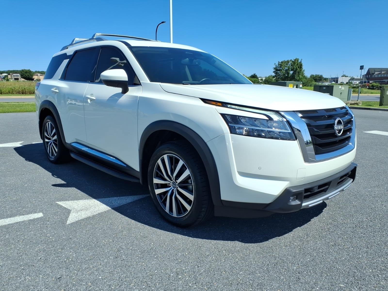 Used 2022 Nissan Pathfinder Platinum w/ Cargo Package AWD/4WD image 3