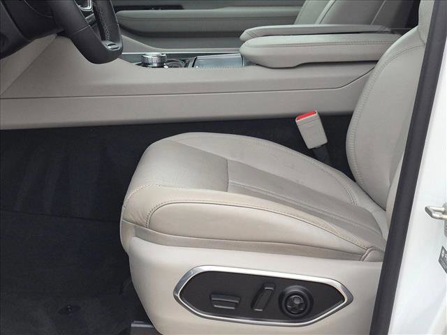 Used 2024 Jeep Wagoneer L Series II RWD image 14