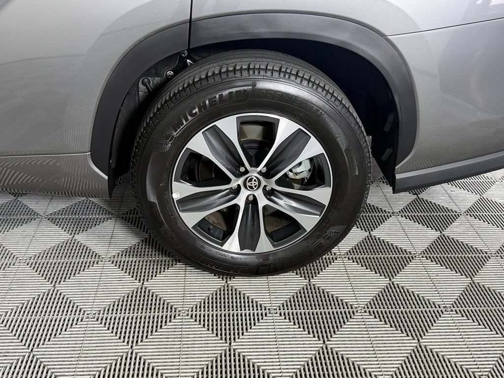 Used 2025 Toyota Highlander XLE FWD image 13