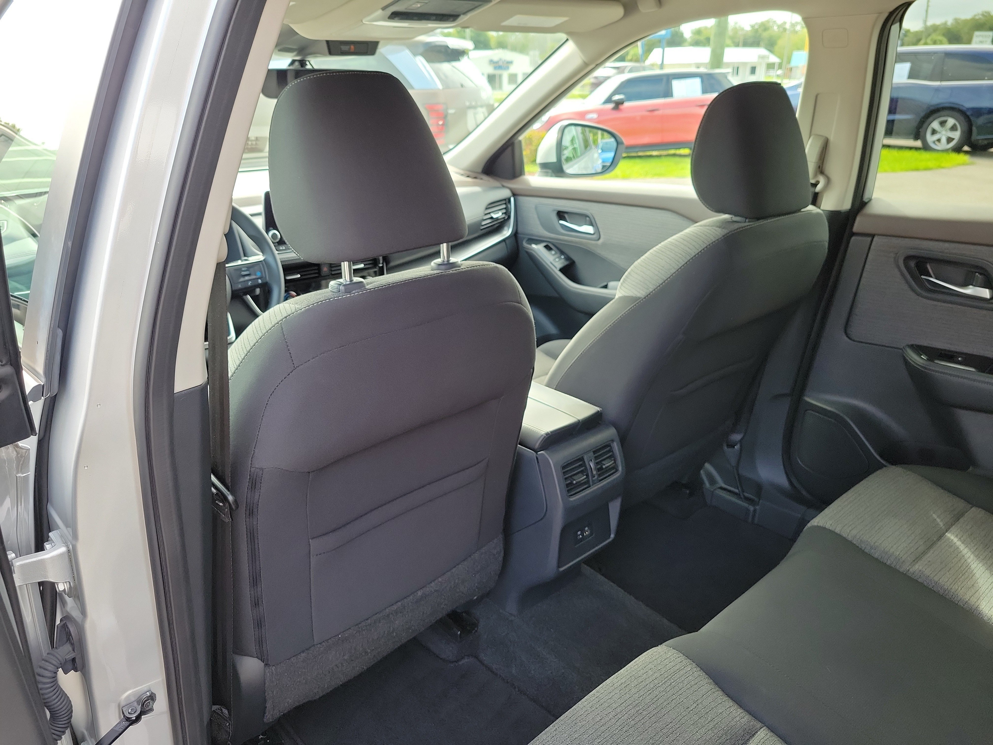 Used 2022 Nissan Rogue SV FWD image 16