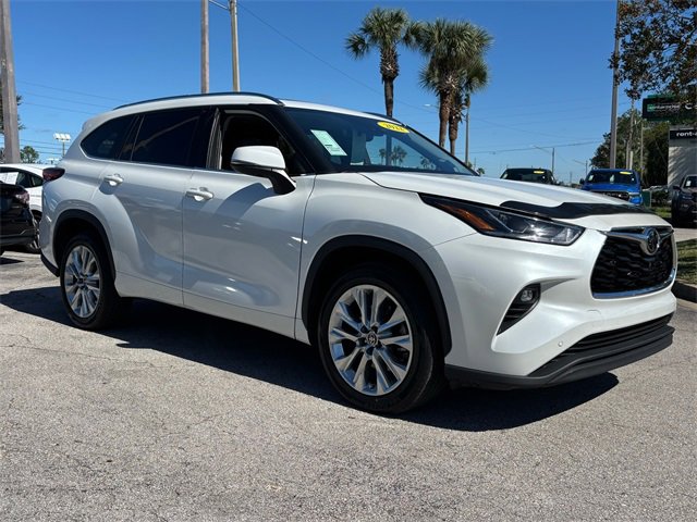 Used 2022 Toyota Highlander Limited image 2