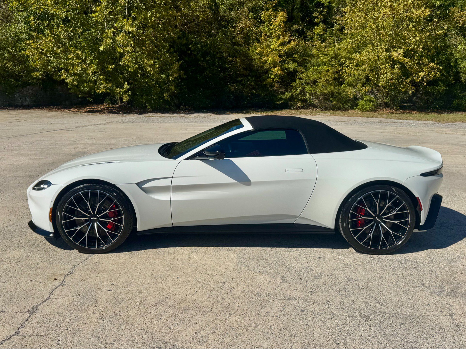 Used 2023 Aston Martin V8 Vantage Roadster RWD image 14