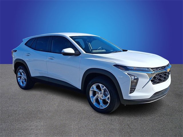 Used 2025 Chevrolet Trax LS w/ LS Convenience Package image 3