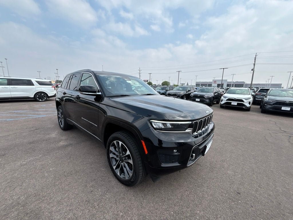 Used 2024 Jeep Grand Cherokee Overland AWD/4WD image 3