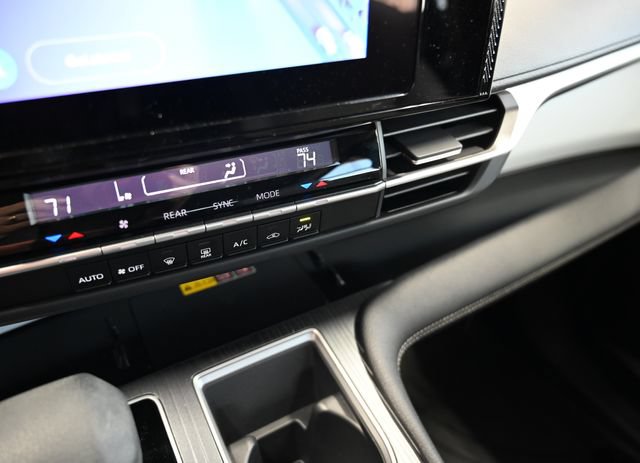 Used 2025 Toyota Sienna LE AWD/4WD image 17