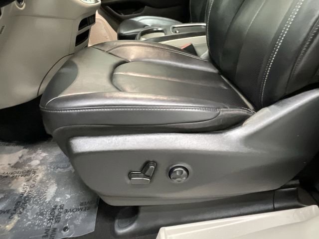 Used 2024 Chrysler Pacifica Touring-L FWD image 22