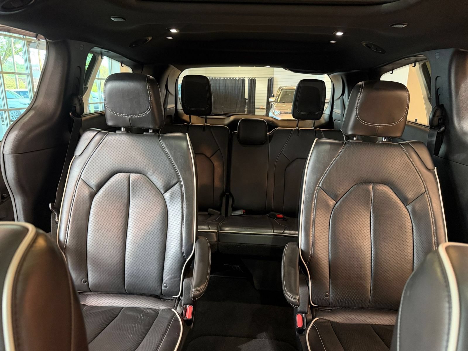 Used 2025 Chrysler Pacifica Limited FWD image 41